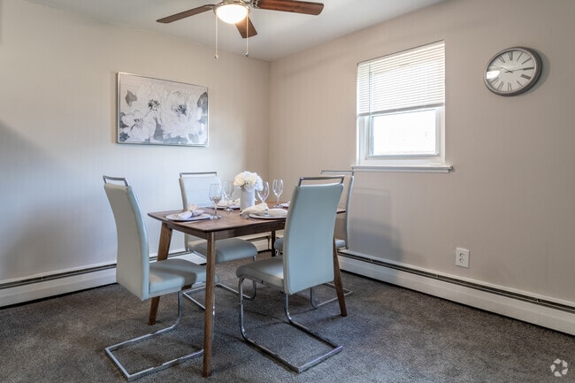 2BR, 1BA 750SF Dining Room