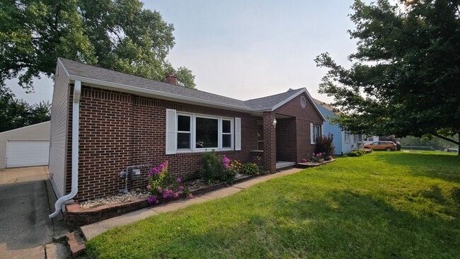 Building Photo - Spacious 3 Bedroom, 1.5 Bath Home with cen...