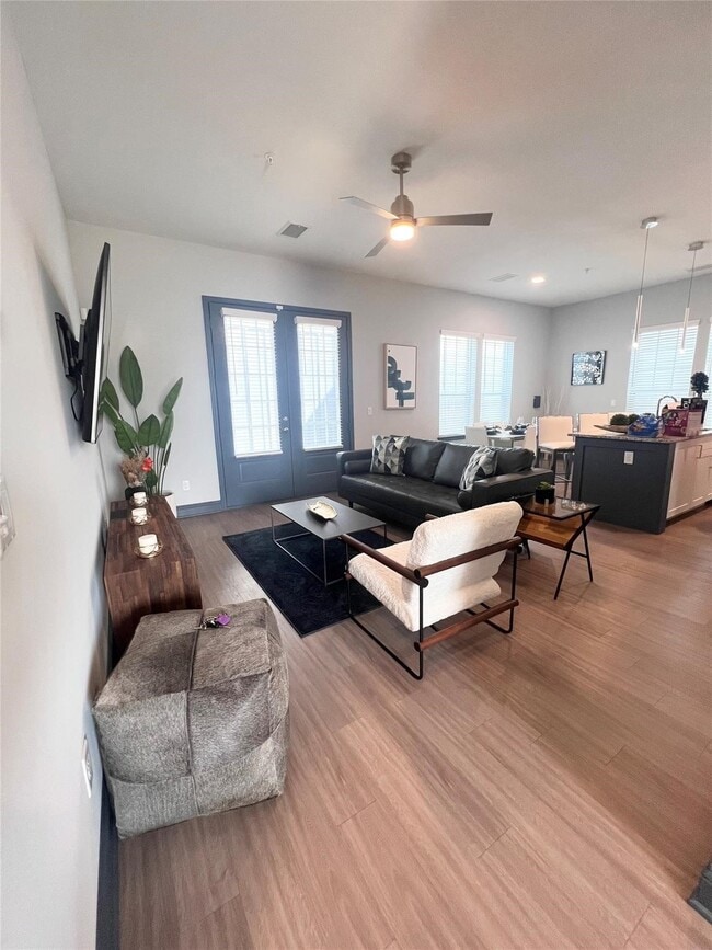 Building Photo - 4250 Woodridge Pkwy Unit 1002