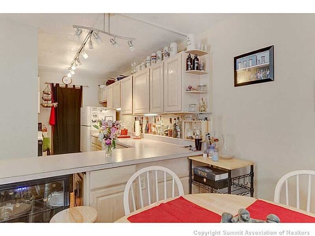 On Main Street! 2bed/2bath Condo! Unfurni... - On Main Street!  2bed/2bath Condo! Unfurni...