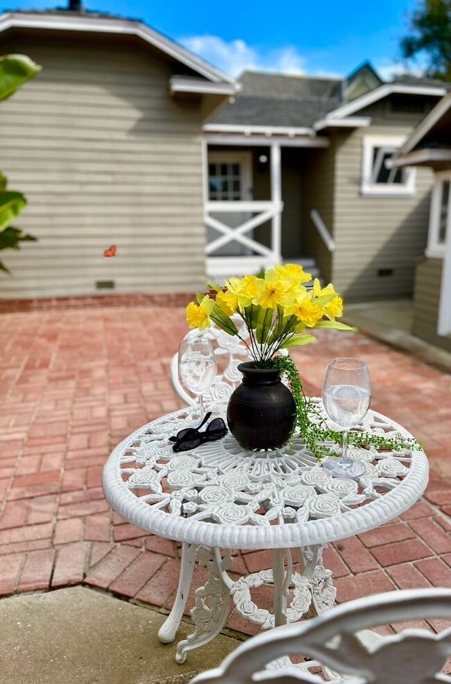 Building Photo - Quintessential Ventura 1 bed rear unit with LARGE, PRIVATE, BEAUTIFUL OUTDOOR LIVING AREA