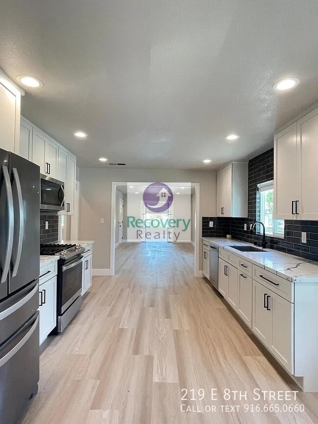 Photo - 219 E 8th St