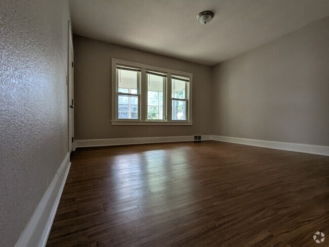 Building Photo - 732 Case Ave Unit First Floor Rental