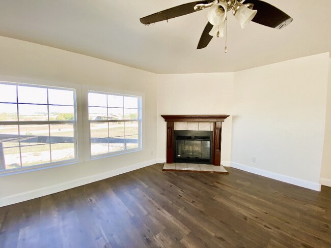 Photo - 415 Mostyn Ln