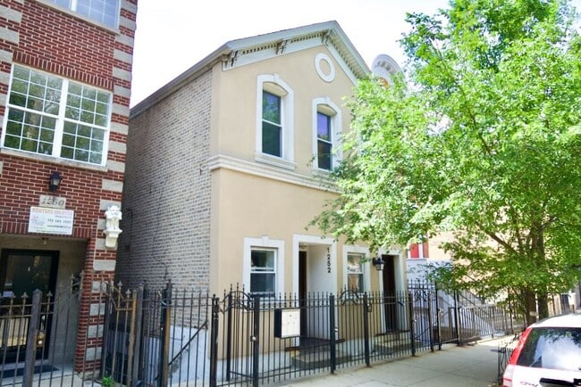 Building Photo - 1252 N Greenview Ave