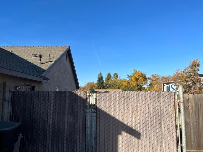 Photo - 686 Millbrook St