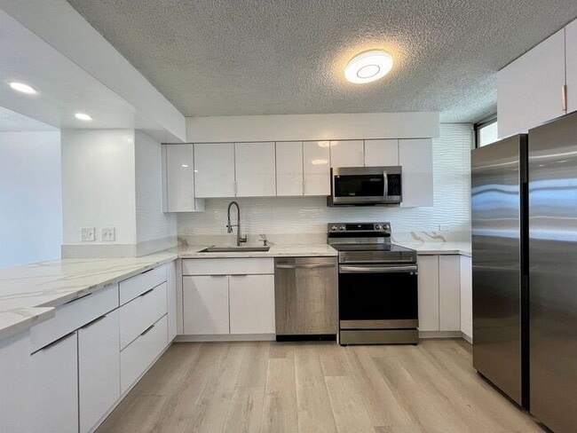 Building Photo - Large 2 Bed, 2.5 Bath Condo in the Ala Wai Plaza with 1 Parking Unit APT 1126