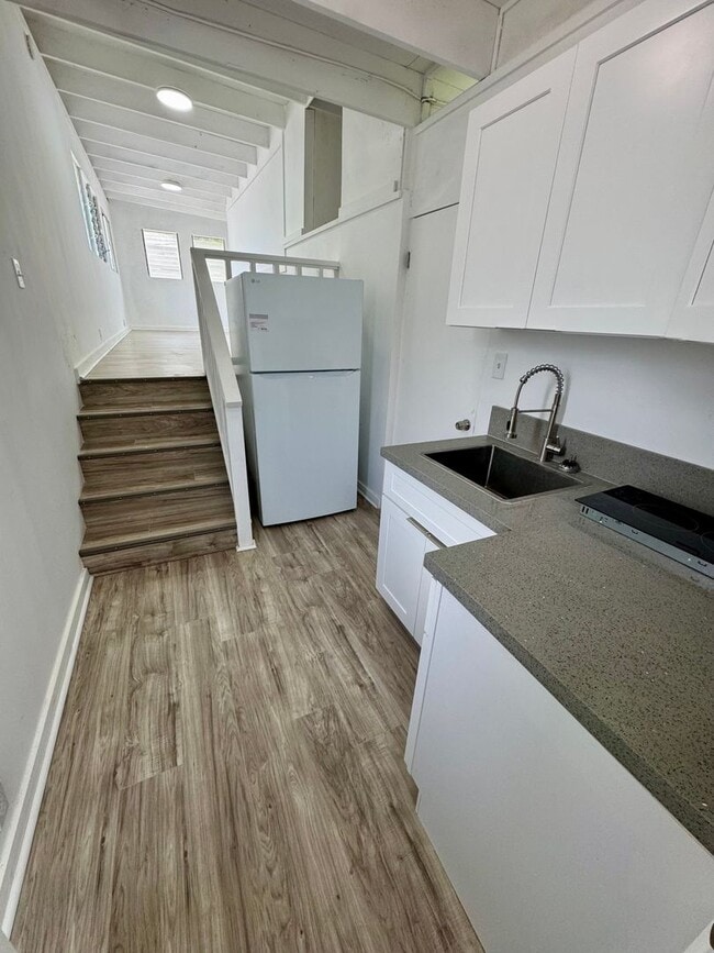 Building Photo - Studio unit w/ all utilities included in K... Rental