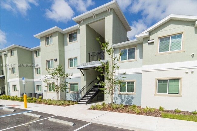 Building Photo - 8247 Tanager Sq Unit 301