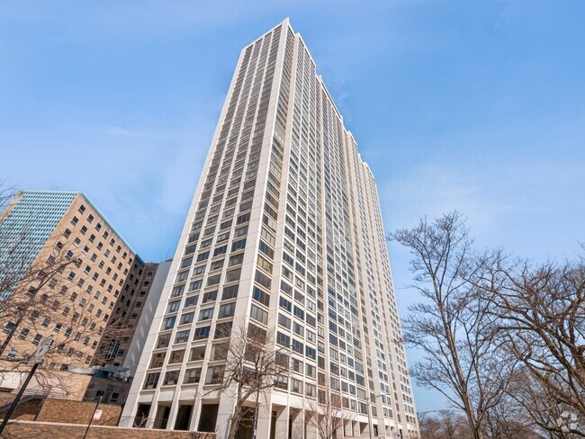 Building Photo - 2800 N Lake Shore Dr Rental