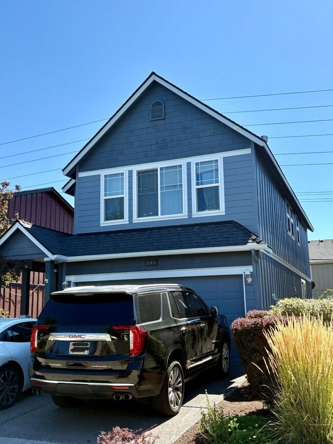 Building Photo - Conveniently Located 3 Bed/2.5 Bath Single...