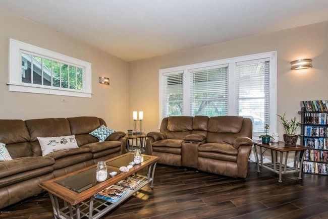 Photo - 1261 Union St
