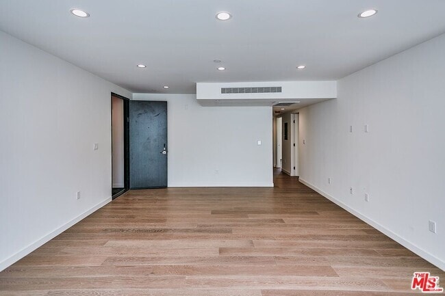 Building Photo - 328 N Maple Dr Rental