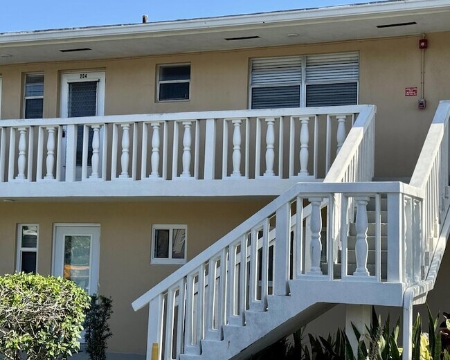 Photo - 2222 NE 1st Way Unidad 204