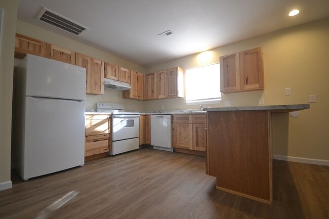 Photo - 3 Bed 1.5 Bath Duplex