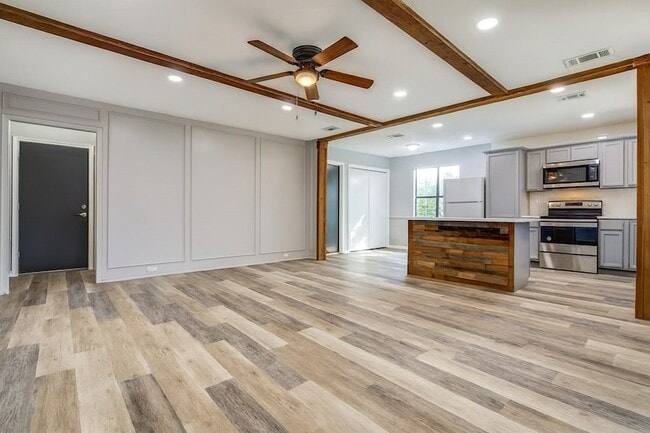 Photo - 808 Easter Dr