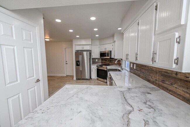 Photo - 645 E Champlain Dr