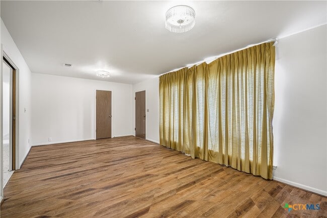 Building Photo - 516 W 14th St