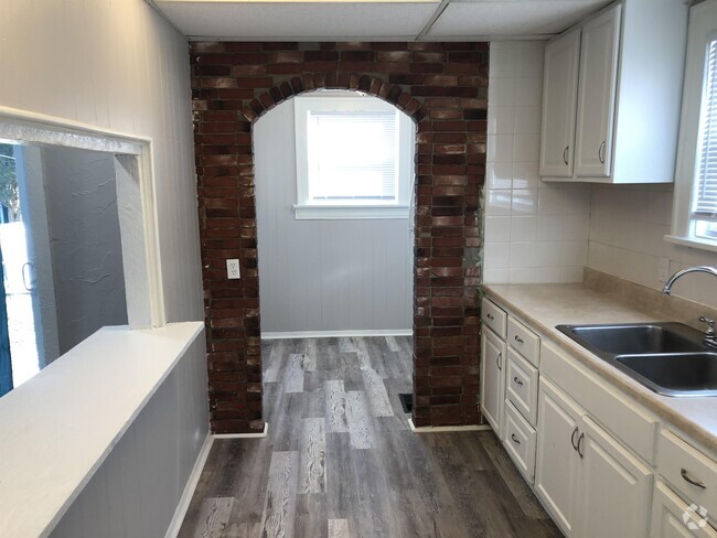 Building Photo - 172 N Roys Ave Rental