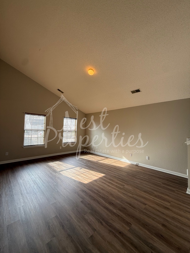 Photo - 427 Kingston Trace Rd