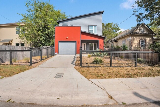 Building Photo - Modern Comfort Minutes from Downtown