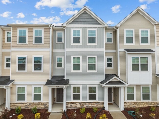 Building Photo - Raleigh Living Made Easy – 3BR Townhome w/ Amenities & Prime Location