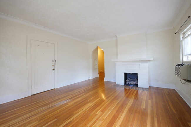 Livingroom w/working gas fireplace - 837 W South St Apartments Unit 1