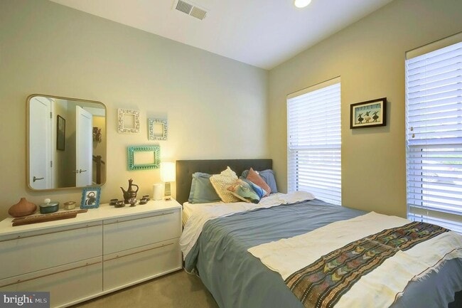 Photo - 719 Parkside Pl NE