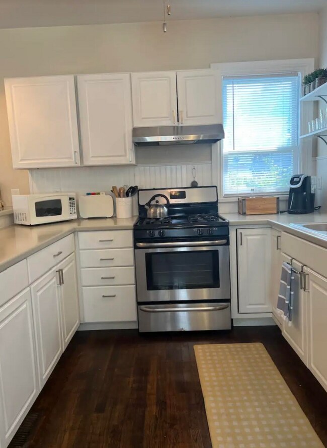 Charming 3 Bedroom with Fenced Yard & Park... House House Rental in