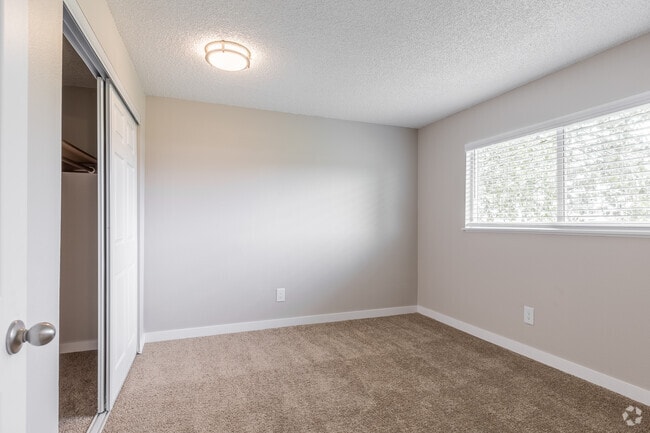 2BR, 1BA - 900SF