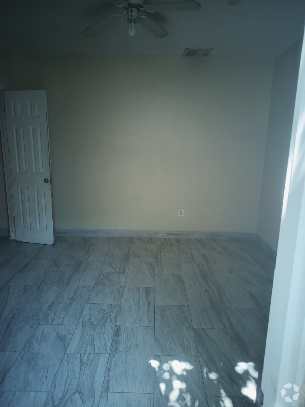Building Photo - 612 W Newgrove St Rental