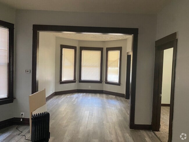 Building Photo - Spacious 5 bedroom house