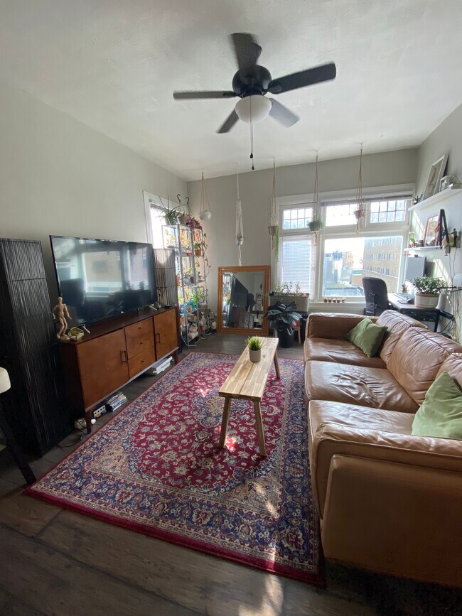 Sala de estar - 103 E. 9th Street