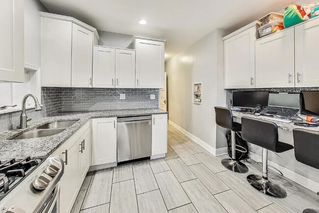 Photo - 2541 N Hamlin Ave Unidad Apt 1