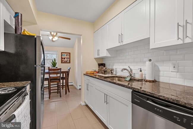 Building Photo - 200 Spruce St Unit C11