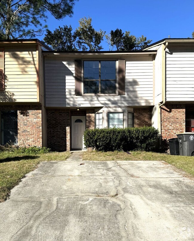 Building Photo - 2 BR 2.5 BA   TOWNHOME  - Lexington Square