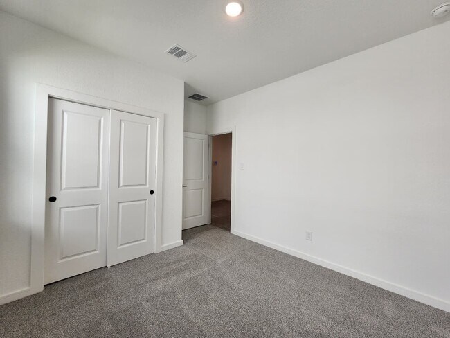 Building Photo - 21226 Blue Blf Dr