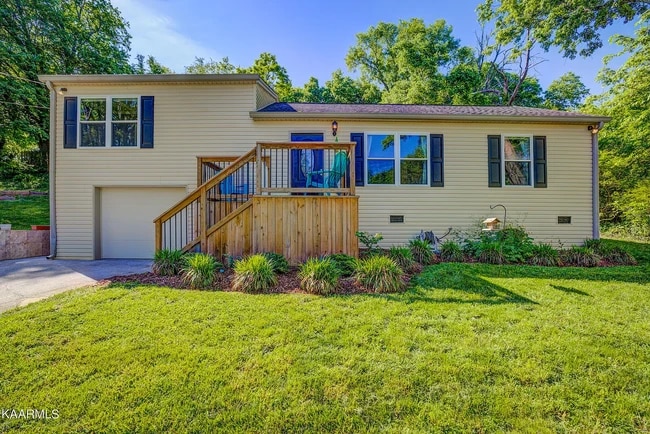 3 bed 2 bath home on 1/2 an acre with a garage. - 2208 Southside Rd House