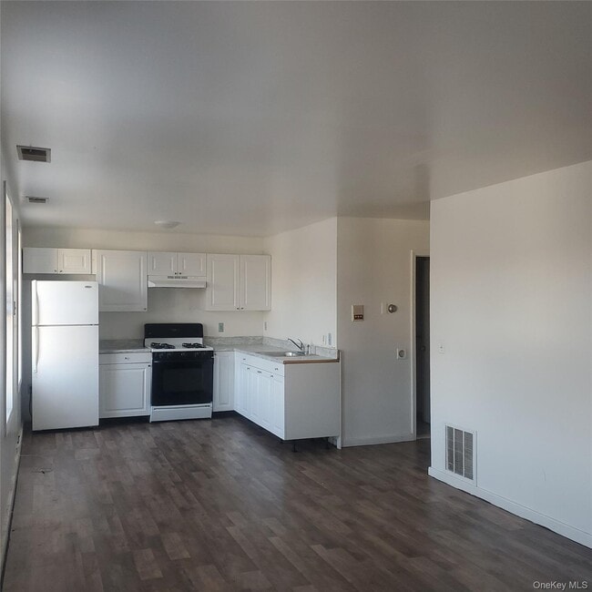 Building Photo - 8 Main St