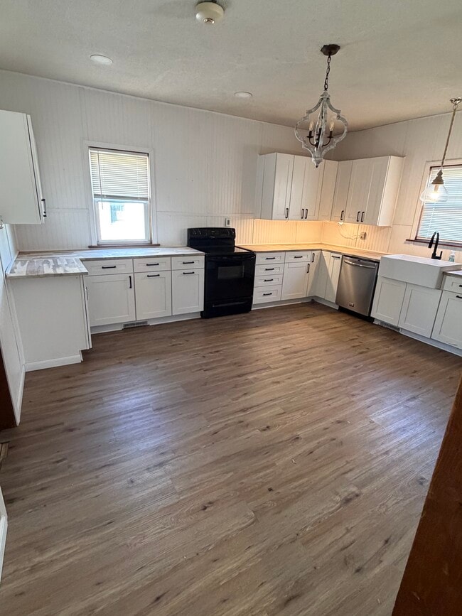 Building Photo - 2400 Dewitt Ave