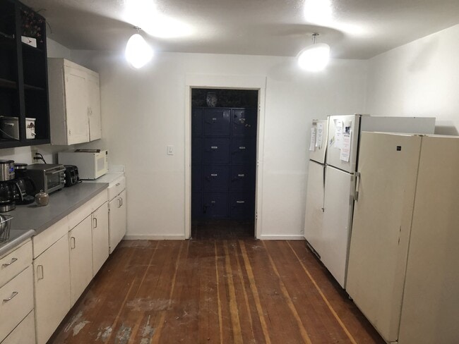 834 Bay St