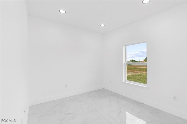 Photo - 837 Colyer St E