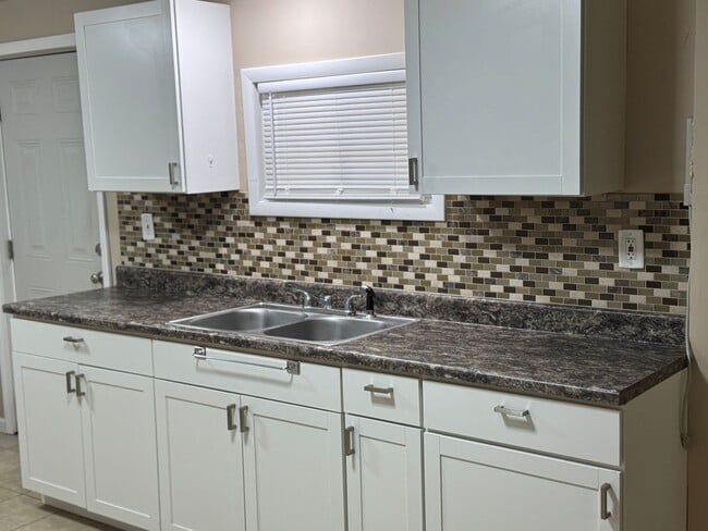 Building Photo - 2102-2104 Messanie St. Unit 2102-B