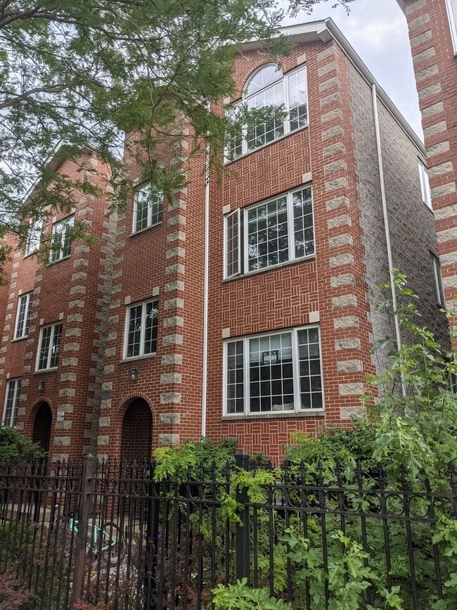 Building Photo - 1547 W Walton St Unit 1 Rental