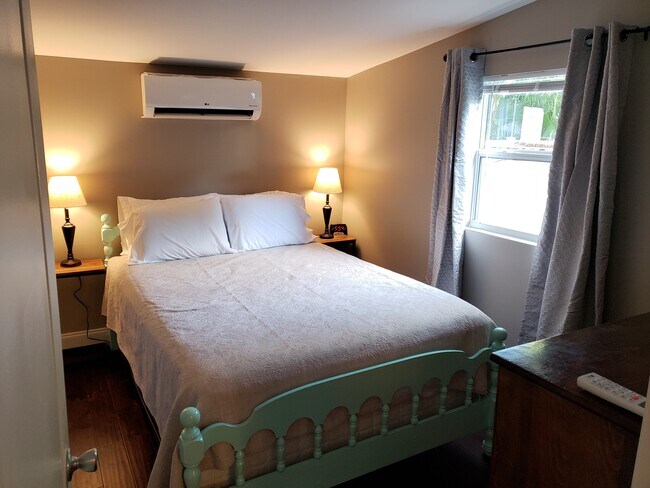 Main bedroom has queen bed - 3050 York St S