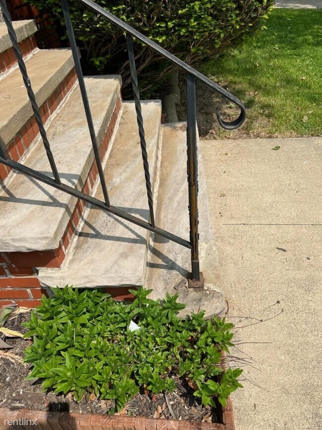 Photo - 2 br, 1 bath Triplex - 3549 West 129th Str...