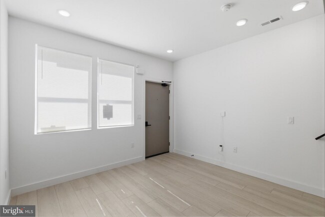 Building Photo - 1032 W Orleans St