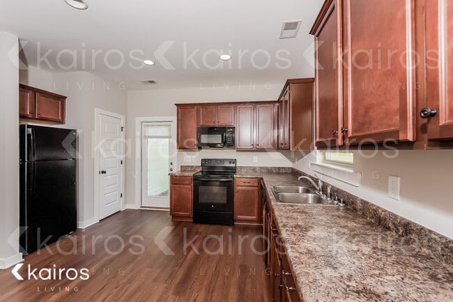 Photo - 636 White Oak Cir