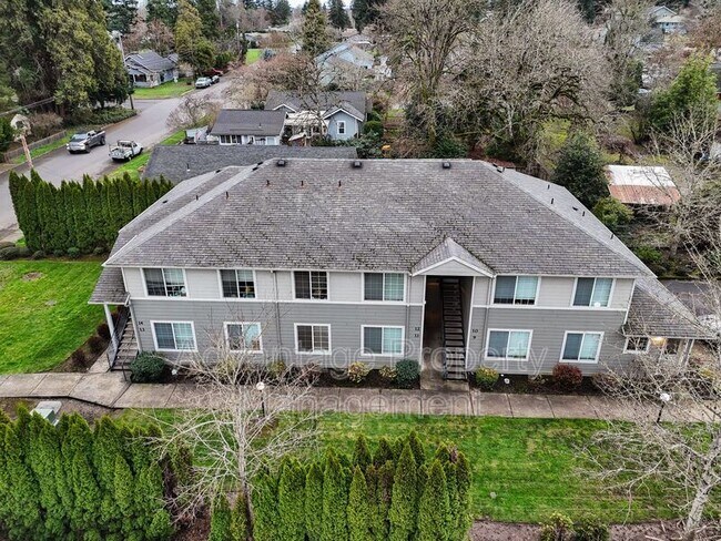 Photo - 739 Jackson St W