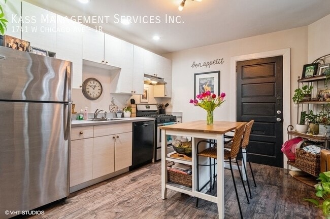 Photo - 1741 W Chicago Ave Unidad 1R